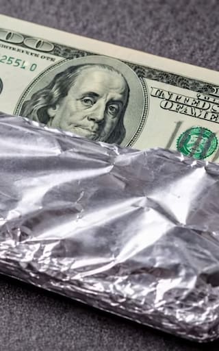 Envolver los dólares con papel aluminio: para qué sirve y por qué lo recomiendan