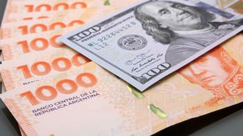Bimonetarismo: qué significa la libre circulación de pesos y dólares de la que habló Caputo y cómo afecta al ahorro
