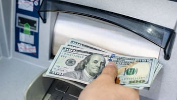 Alivio fiscal | IRS deposita 7,340 dólares en la cuenta bancaria de todas las personas que cumplen estos requisitos desde febrero 2026