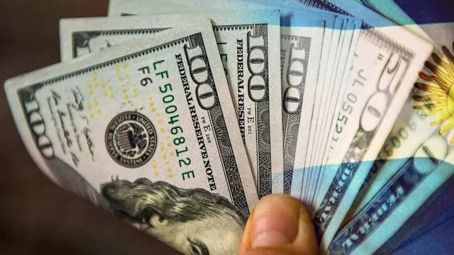 ¿Seguir en pesos o pasarse a dólares? Qué hacer en mayo según recomendaciones de los máximos expertos
