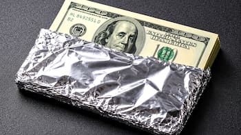 Envolver los dólares en papel de aluminio: para qué sirve y por qué lo recomiendan