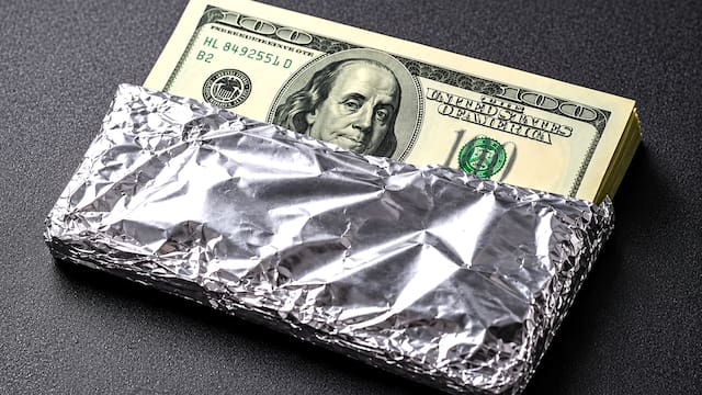 Envolver los dólares en papel de aluminio: para qué sirve y por qué lo recomiendan