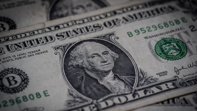 El dólar sigue en el techo de la banda, aunque remarcan el atractivo en el carry trade tras las elecciones: estos son los bonos preferidos