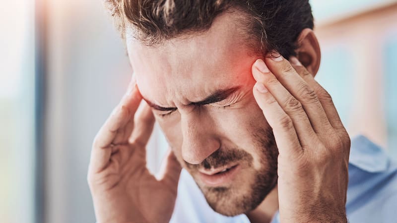 El ibuprofeno combate el dolor junto con la inflamación, mientras que el paracetamol actúa como analgésico y antitérmico sin efecto antiinflamatorio.