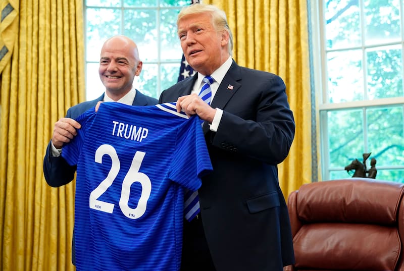 La FIFA planea crear una sociedad comercial y vender cerca del 20% a inversores externos para financiar su expansión.