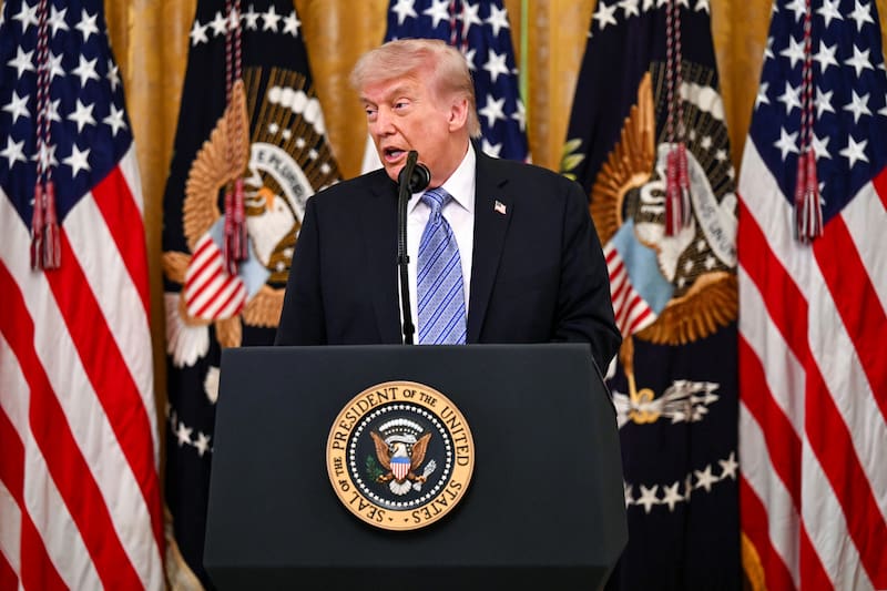 Donald Trump, afirma que la gasolina será más barata tras el final del conflicto en medio oriente. EFE/EPA/ANNABELLE GORDON / UPI / POOL
