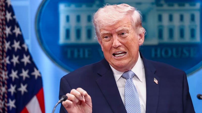 WASHINGTON (United States), 06/04/2026.- US President Donald Trump briefs the media on Iran from the White House in Washington, DC, USA, 06 April 2026. EFE/EPA/JIM LO SCALZO