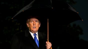 Trump volvió a apuntar contra Powell: lo llamó “cretino” y aseguró que “se irá pronto”