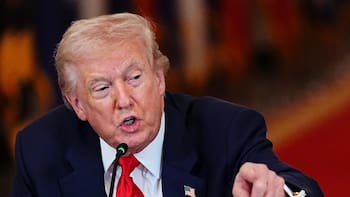 Trump advierte que solo aceptará una “rendición incondicional” de Irán y envía el mayor portaaviones del mundo