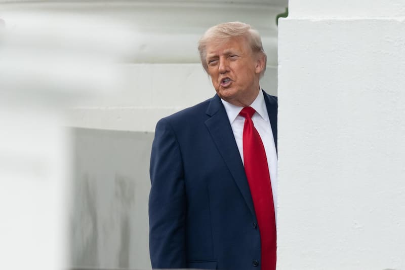 El presidente estadounidense Donald Trump inspecciona las columnas del pórtico norte de la Casa Blanca en Washington.