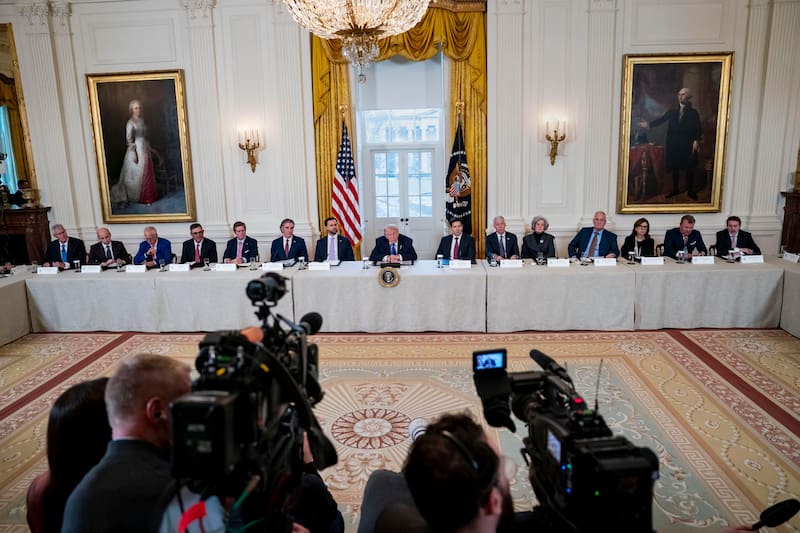 WASHINGTON (United States), 09/01/2026.- US President Donald Trump (C) speaks during a meeting with oil and gas executives in the East Room of the White House in Washington, DC, USA, 09 January 2026. The meeting included executives from Exxon, Shell, Chevron, and Conoco. Trump is hoping to persuade oil executives to return to Venezuela. EFE/EPA/BONNIE CASH / POOL