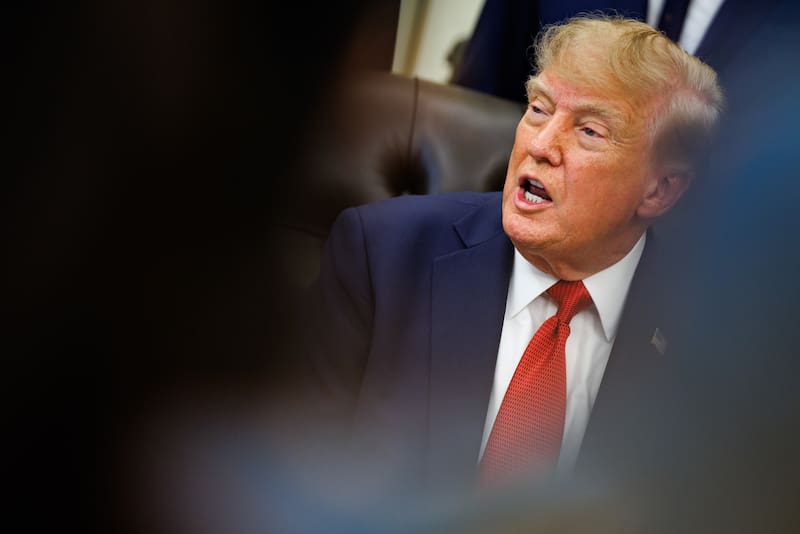 La norma federal 18 U.S.C. 611 establece que un no ciudadano que vote ilegalmente puede recibir una multa, una pena de hasta un año de prisión o ambas. La situación puede ser más grave cuando, además de votar, la persona se registra fraudulentamente o declara falsamente ser ciudadana estadounidense.