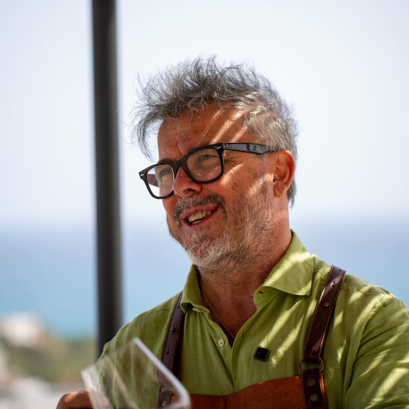 Por qué Donato de Santis cuestiona el uso de azúcar en la salsa de tomate.