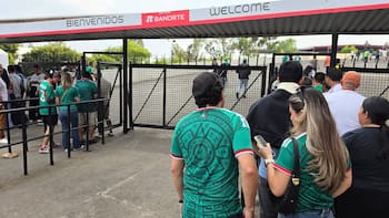 Padres deudores de alimentos tendrán prohibida la entrada a los partidos de fútbol: la medida inédita que una ciudad famosa acaba de hacer ley