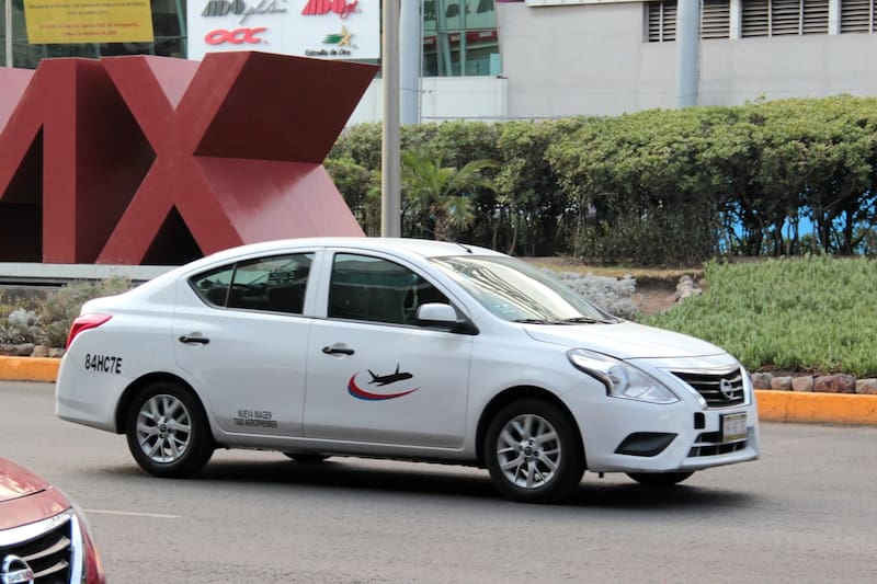 Se puede guardar estacionamiento en CDMX con una cubeta de cemento?