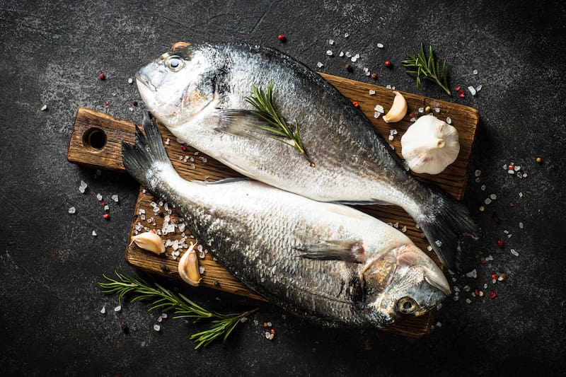 Preparar la dorada al horno es una forma saludable y deliciosa de cuidar el corazón y el cerebro.
