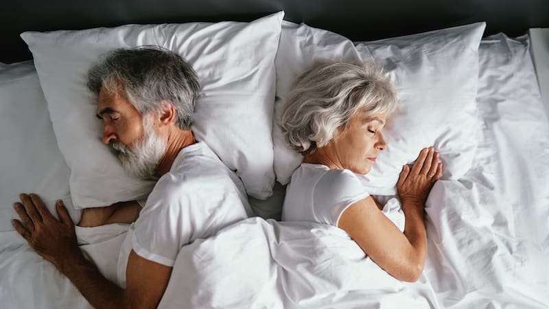 El calor extremo al dormir interfiere de manera directa con un buen descanso.