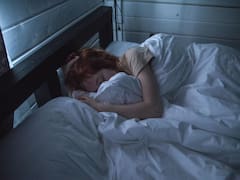 Ni boca arriba ni boca abajo: esta es la única postura que “limpiar” tu cerebro mientras duermes