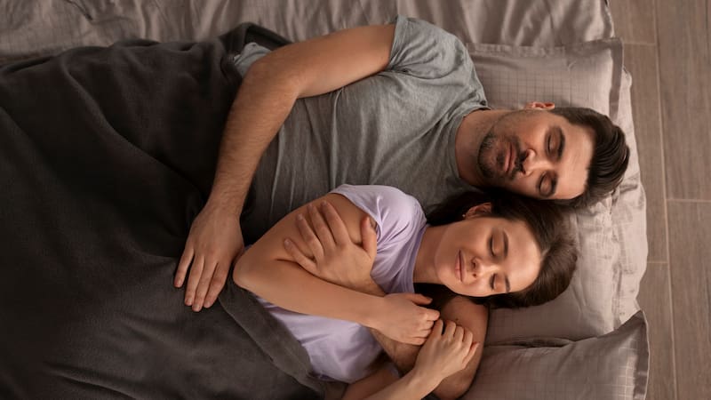 Dormir abrazado con la pareja