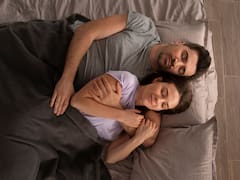 Dormir abrazado a la pareja: lo que revela de tu cuerpo y por qué los expertos advierten que “es lo peor que podés hacer”