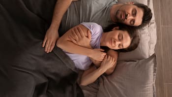 Dormir abrazado a la pareja: lo que revela de tu cuerpo y por qué los expertos advierten que “es lo peor que podés hacer”