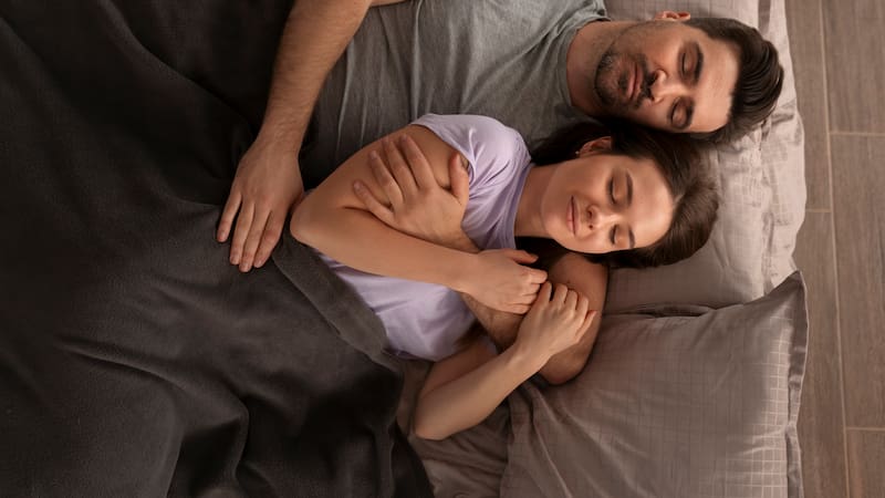 Dormir abrazado con la pareja