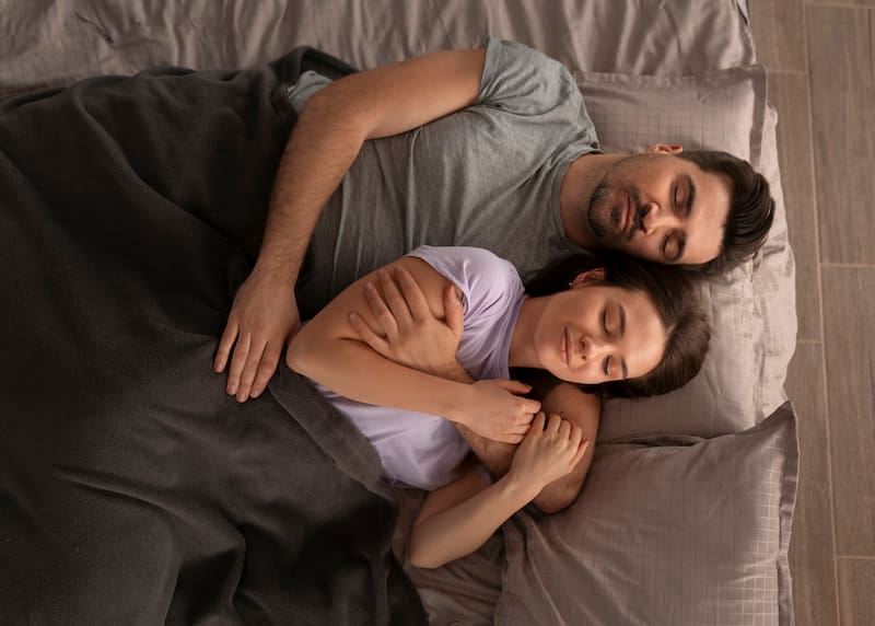 Dormir abrazado con la pareja