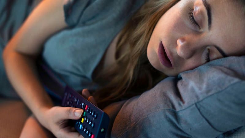 Desde la psicología del sueño se entiende que hablar dormido ocurre cuando existe una activación parcial del cerebro durante el descanso. Foto: Archivo.