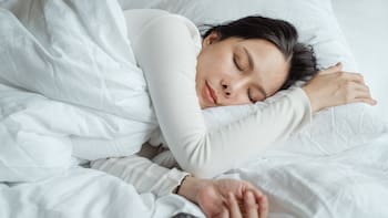 Para qué sirve la melatonina, la hormona que ayuda a dormir y el cuerpo puede producir naturalmente
