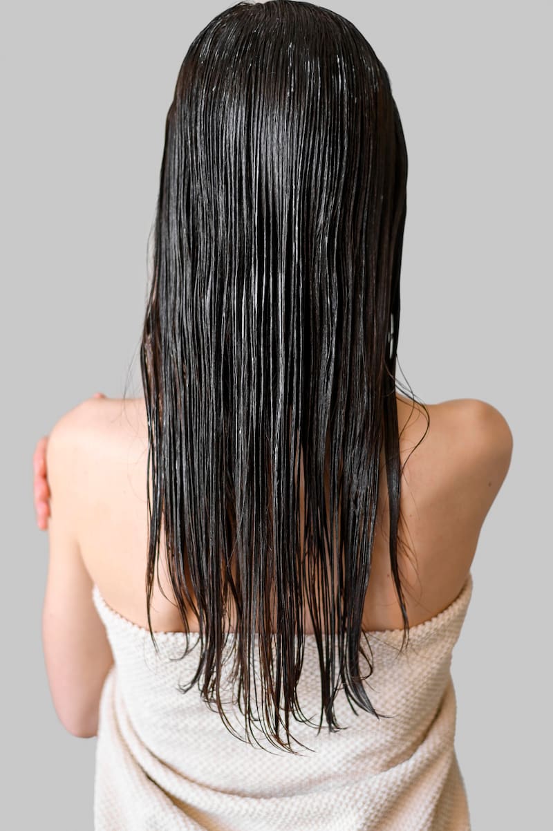 Dormir con el cabello mojado después de bañarse puede parecer una costumbre inofensiva, pero puede tener consecuencias negativas en la salud capilar.