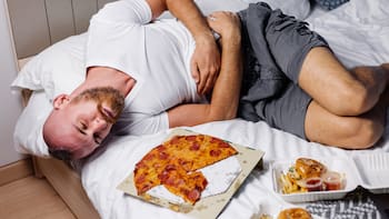 Cuánto tiempo hay que esperar para acostarse después de comer y qué le pasa a tu cuerpo si lo haces inmediatamente