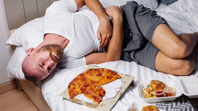 Cuánto tiempo hay que esperar para acostarse después de comer y qué le pasa a tu cuerpo si lo haces inmediatamente
