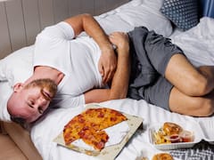 How long you should wait after eating before going to bed, and what happens to your body if you go right away