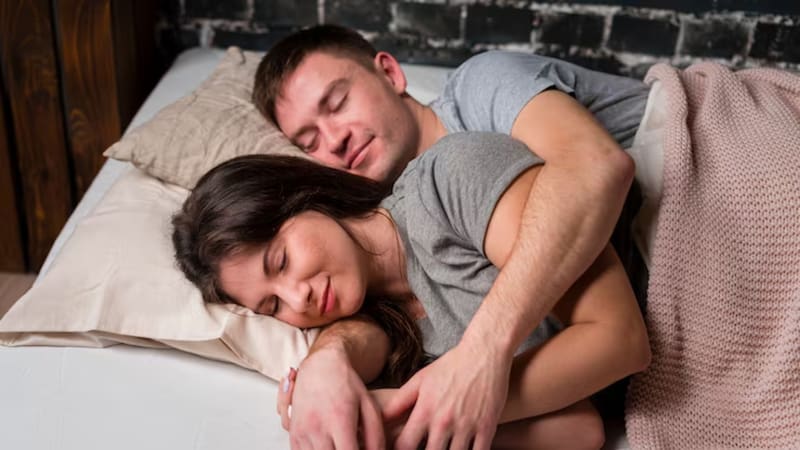 Dormir abrazados puede ser una forma de fortalecer la cercanía afectiva.