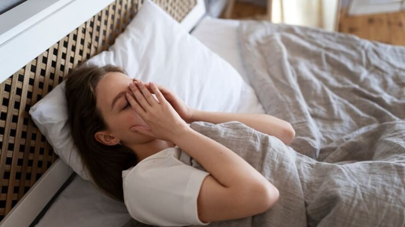 ¿Dormís ocho horas y seguís cansado? Una experta en sueño revela por qué el horario para acostarse es clave (foto: Freepik)