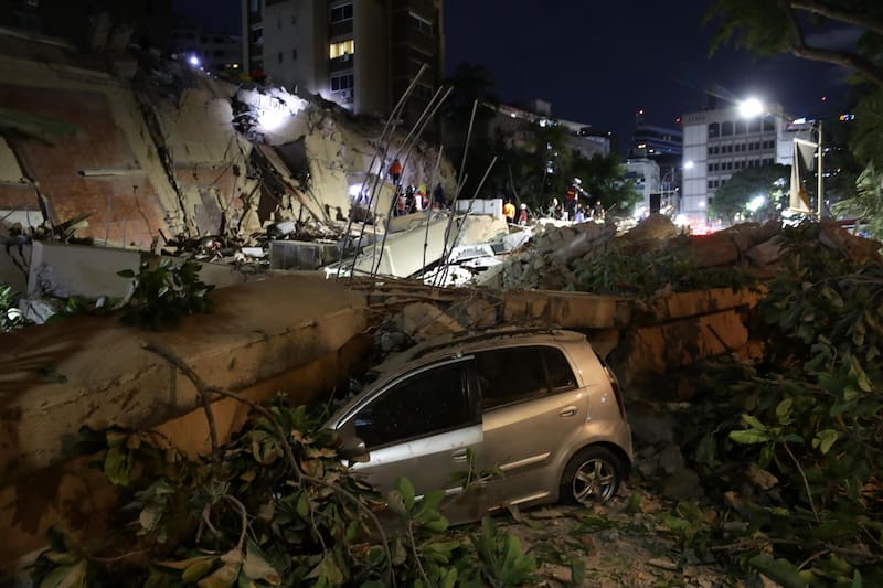 AME4120. CARACAS (VENEZUELA), 24/06/2026.- Fotografía que muestra un vehículo afectado este miércoles, luego de dos fuertes terremotos sacudieron el Caribe venezolano en Caracas (Venezuela). El evento principal fue un sismo de magnitud 7,5, informó el sistema oficial de alerta de tsunamis de Estados Unidos. EFE/ Ronald Peña R