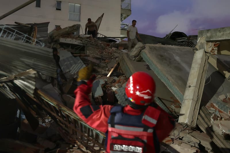 AME4077. CARACAS (VENEZUELA), 24/06/2026.- Un bombero y voluntarios buscan víctimas este miércoles, luego de dos fuertes terremotos sacudieron el Caribe venezolano en Caracas (Venezuela). El evento principal fue un sismo de magnitud 7,5, informó el sistema oficial de alerta de tsunamis de Estados Unidos. EFE/ Ronald Peña R.