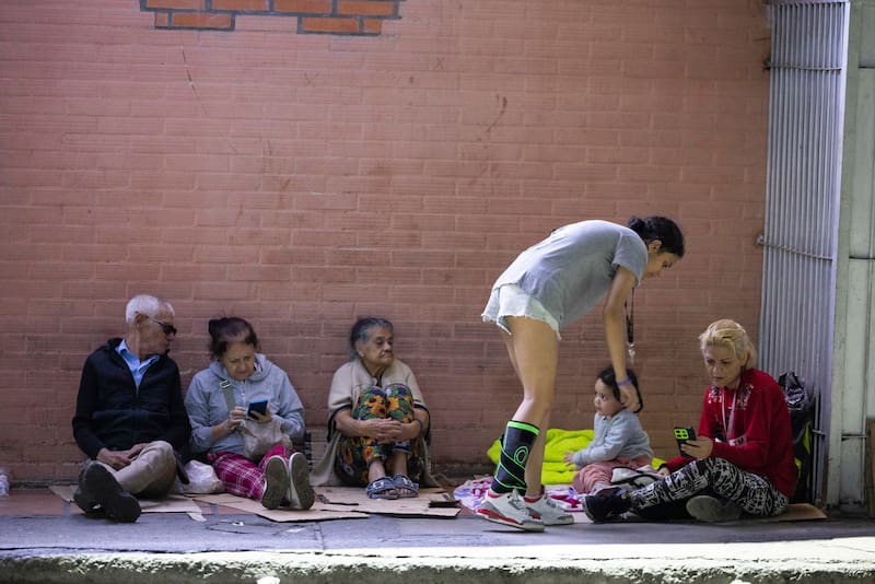 Personas en la calle en Caracas (Venezuela) tras los dos fuertes seísmos que han sacudido el oeste de la capital del país, dos terremotos, de magnitud 7,2 y 2,5 que tuvieron lugar alrededor en apenas 39 segundos y que han dejado al menos 32 muertos y 700 heridos y personas entre los escombros de los edificios derruidos.