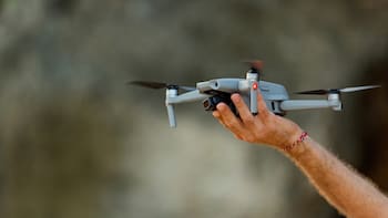 Confirmado | El Gobierno impondrá sanciones de hasta $20 millones por volar drones de esta manera