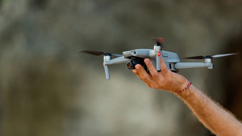 Las autoridades refuerzan controles sobre el uso de drones en zonas urbanas y espacios públicos.