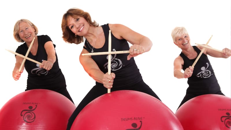 El Drum Alive mezcla coordinación, ritmo y resistencia en una misma sesión. Foto (Archivo)