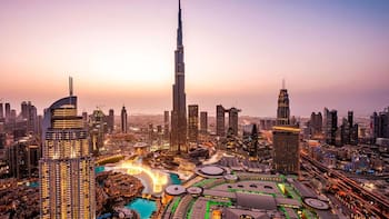 El país árabe que desafía a China con la construcción más tecnológica del mundo: torres de 262 metros que siguen al sol