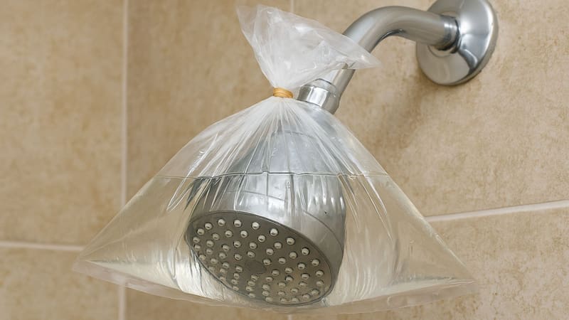 Una bolsa con vinagre en la ducha mejorará la limpieza integral del baño. Foto (Archivo)