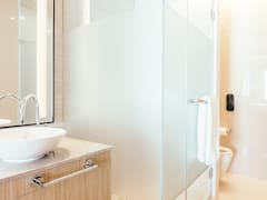Adiós a la cortina de baño: la nueva tendencia que llega desde Europa y es súper fácil de instalar