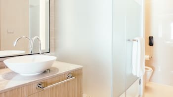 Adiós a la cortina de baño: la nueva tendencia que llega desde Europa y es súper fácil de instalar