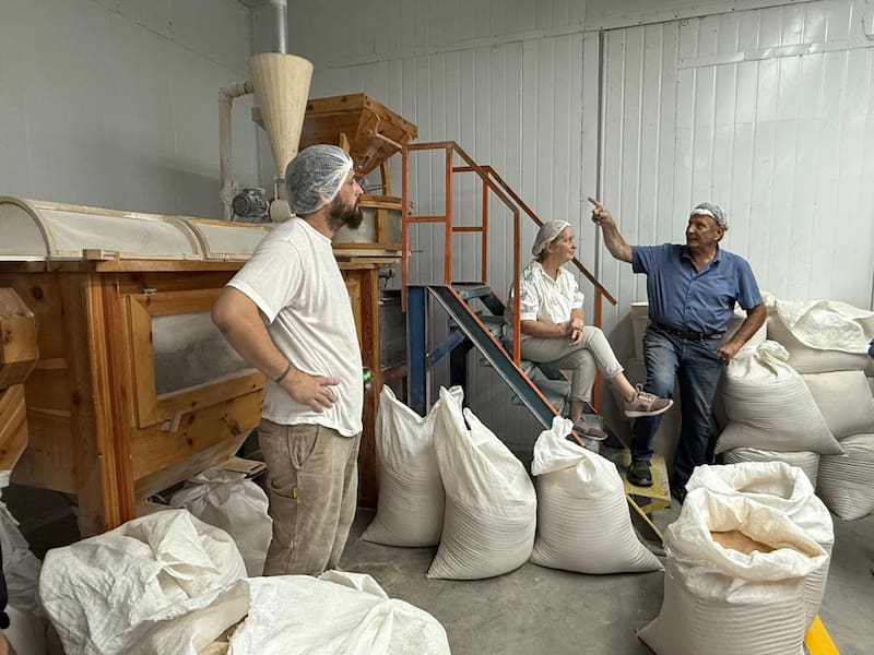Dueños de la empresa familiar del Molino Mayal en plena producción