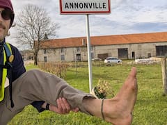 Eamonn Keaveney (34) recorrió descalzo 6,800 kilómetros para llegar a Irlanda: “Los largos días caminando sobre asfalto literalmente desgastaban la piel”