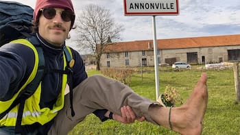 Eamonn Keaveney (34) recorrió descalzo 6,800 kilómetros para llegar a Irlanda: “Los largos días caminando sobre asfalto literalmente desgastaban la piel”