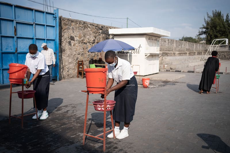 Estudiantes se lavan las manos como medida preventiva contra el ébola en el Instituto Mwanga en Goma, Kivu del Norte, República Democrática del Congo.