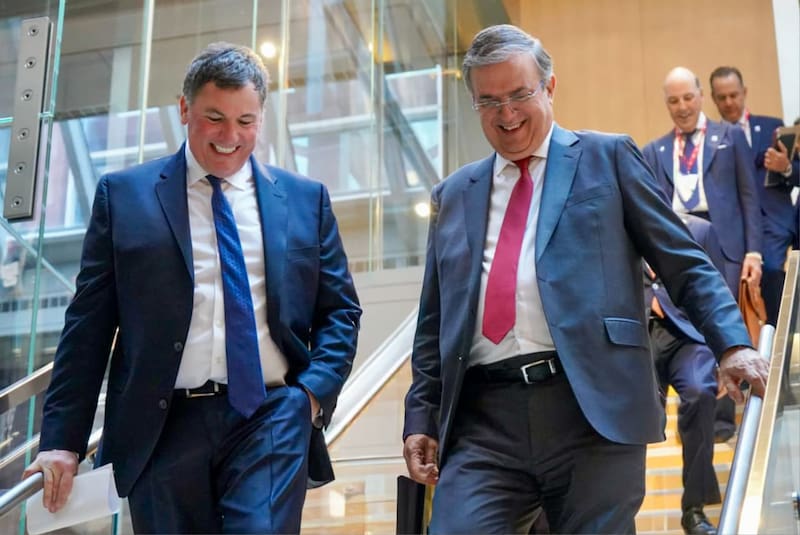 De izquierda a derecha, Dominic LeBlanc, ministro canadiense, y Marcelo Ebrard, titular de la Secretaría de Economía, durante una reunión de trabajo en Canadá.
